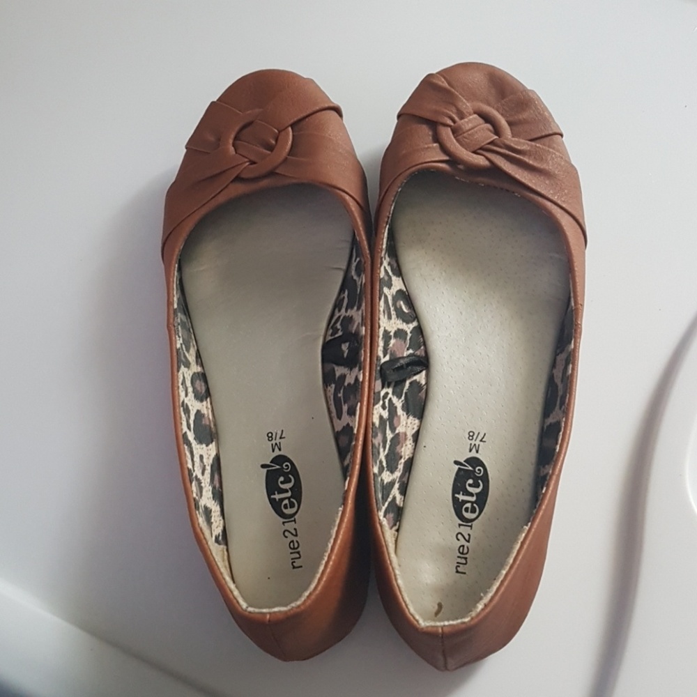 Flat dress shoes